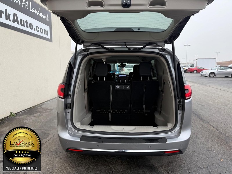 Chrysler Pacifica Vehicle Full-screen Gallery Image 20