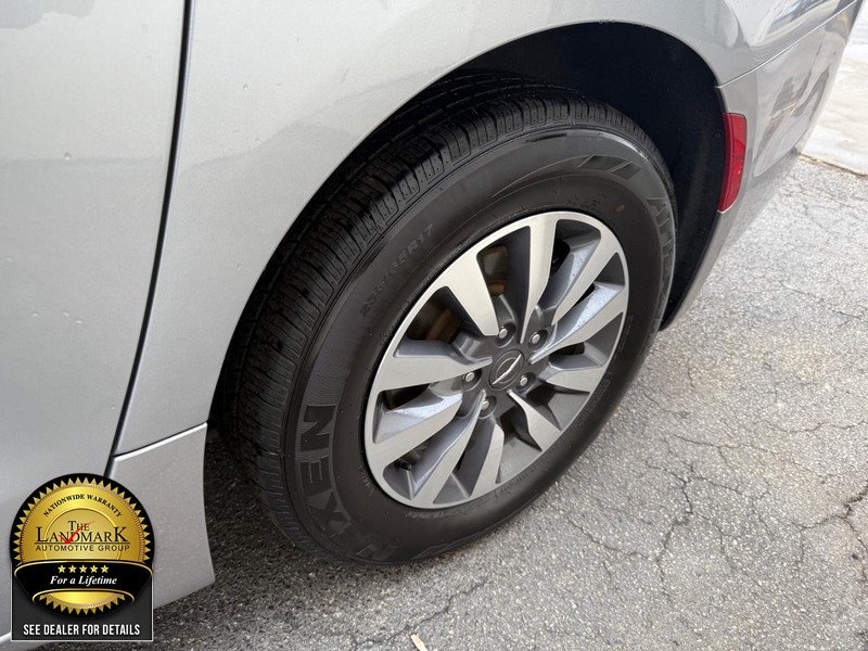 Chrysler Pacifica Vehicle Full-screen Gallery Image 21