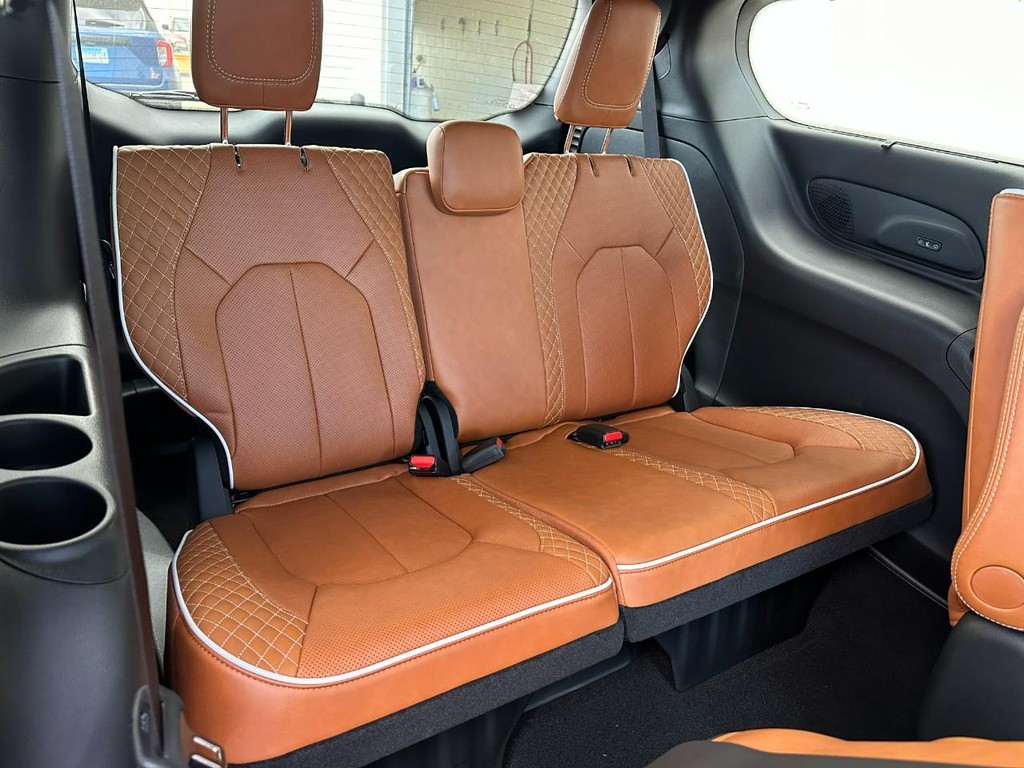 Chrysler Pacifica Vehicle Full-screen Gallery Image 4