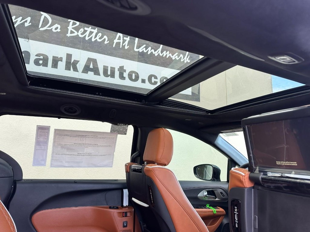 Chrysler Pacifica Vehicle Full-screen Gallery Image 6