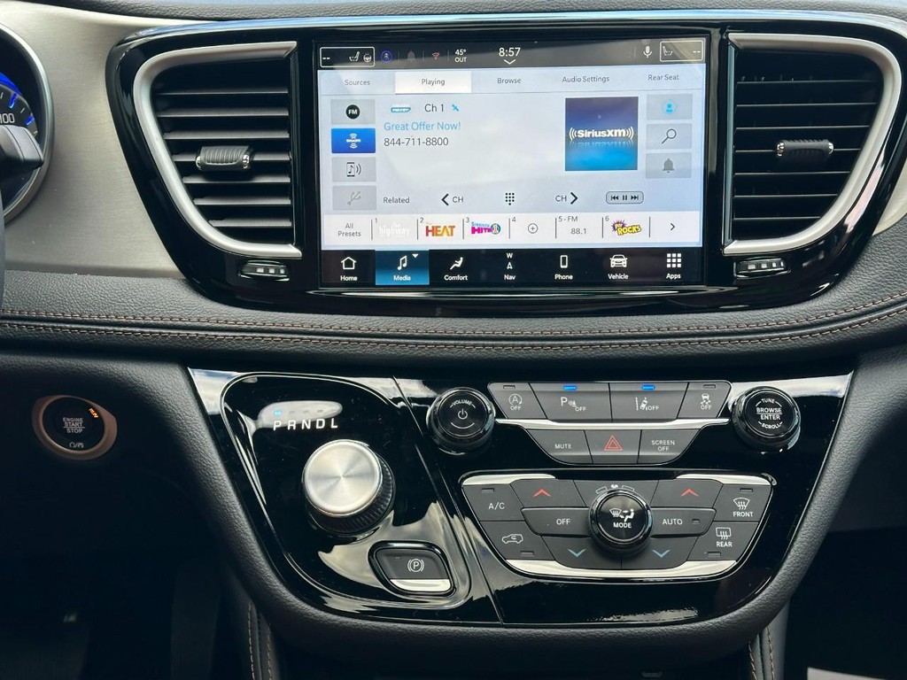 Chrysler Pacifica Vehicle Full-screen Gallery Image 11