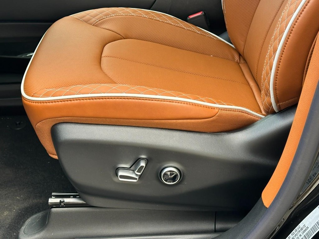 Chrysler Pacifica Vehicle Full-screen Gallery Image 14