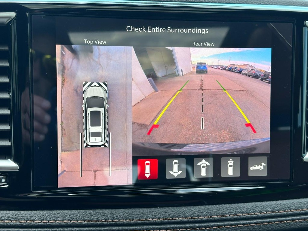 Chrysler Pacifica Vehicle Full-screen Gallery Image 18