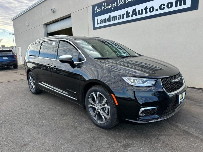 Chrysler Pacifica Vehicle Full-screen Gallery Image 2