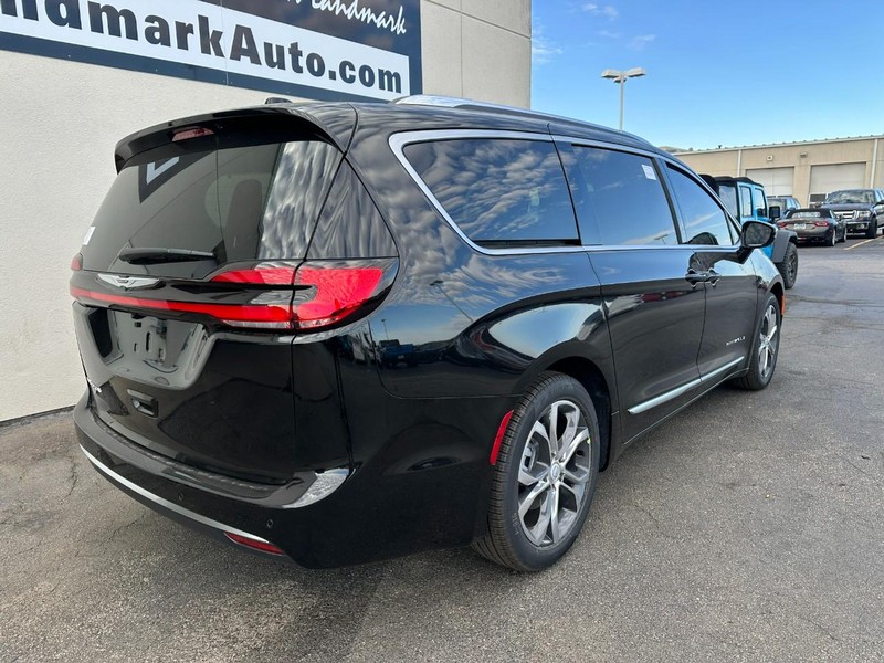 Chrysler Pacifica Vehicle Full-screen Gallery Image 3