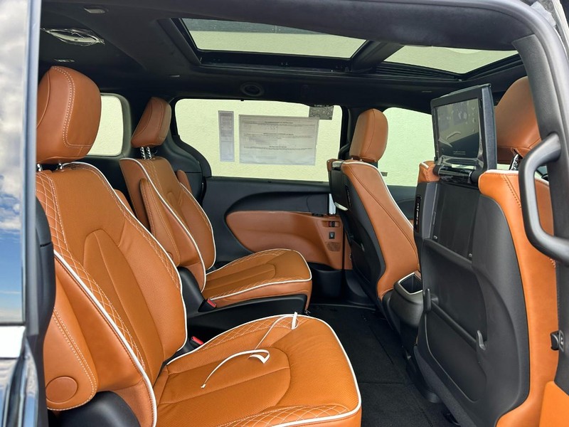 Chrysler Pacifica Vehicle Full-screen Gallery Image 5