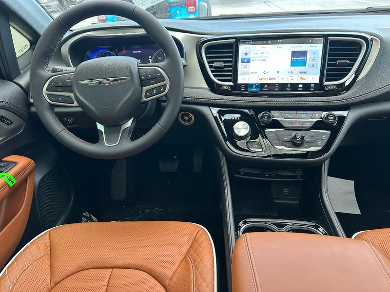 Chrysler Pacifica Vehicle Full-screen Gallery Image 9