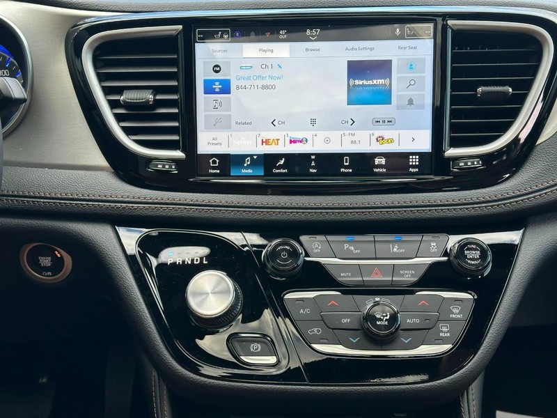 Chrysler Pacifica Vehicle Full-screen Gallery Image 11