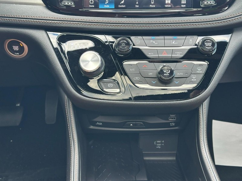 Chrysler Pacifica Vehicle Full-screen Gallery Image 12