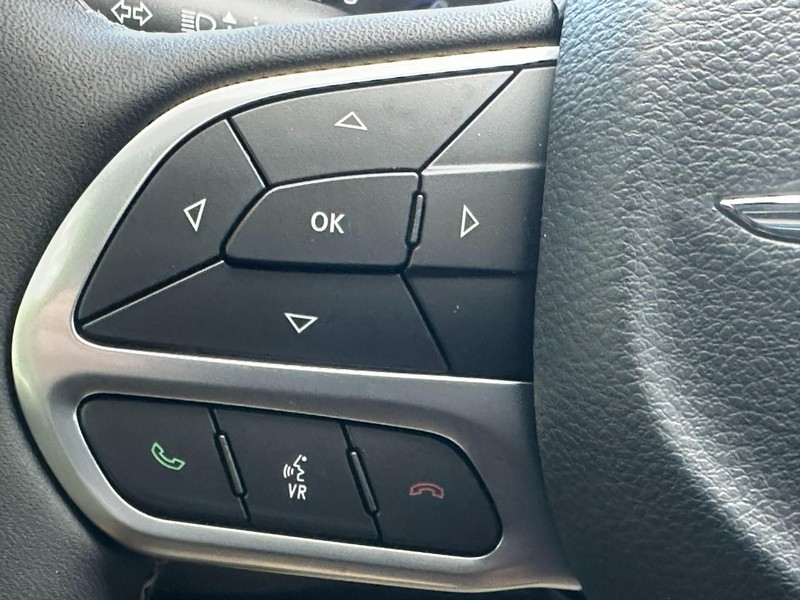 Chrysler Pacifica Vehicle Full-screen Gallery Image 15