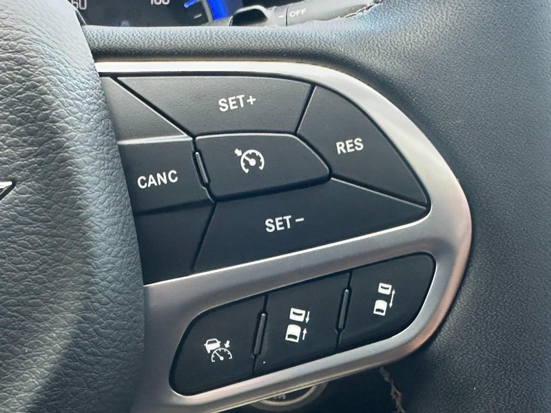 Chrysler Pacifica Vehicle Full-screen Gallery Image 16