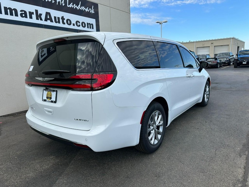 Chrysler Pacifica Vehicle Full-screen Gallery Image 3