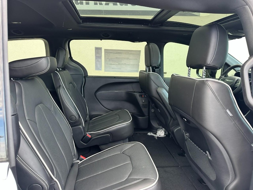 Chrysler Pacifica Vehicle Full-screen Gallery Image 4