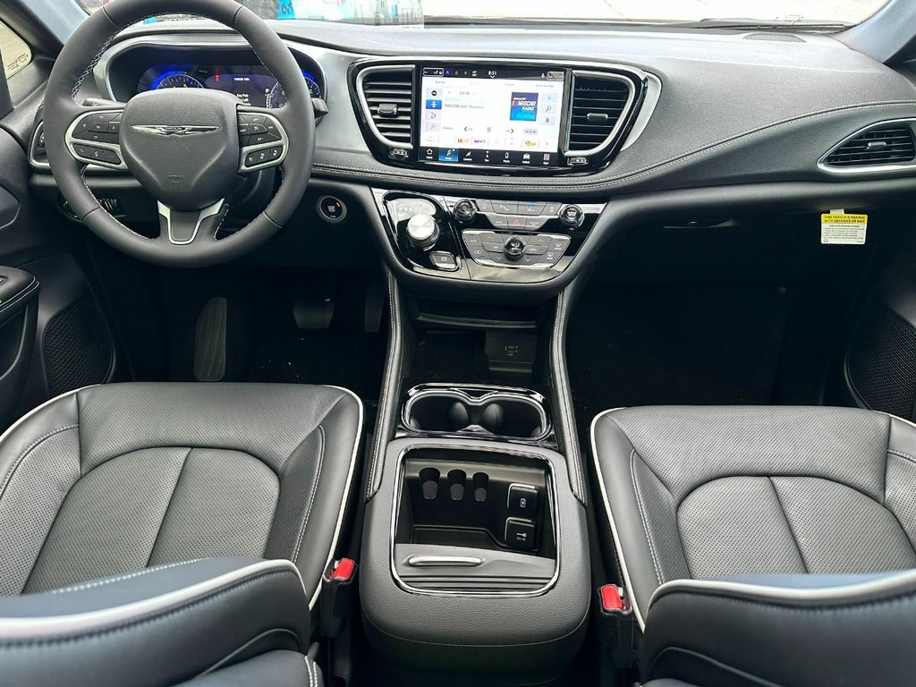 Chrysler Pacifica Vehicle Full-screen Gallery Image 6