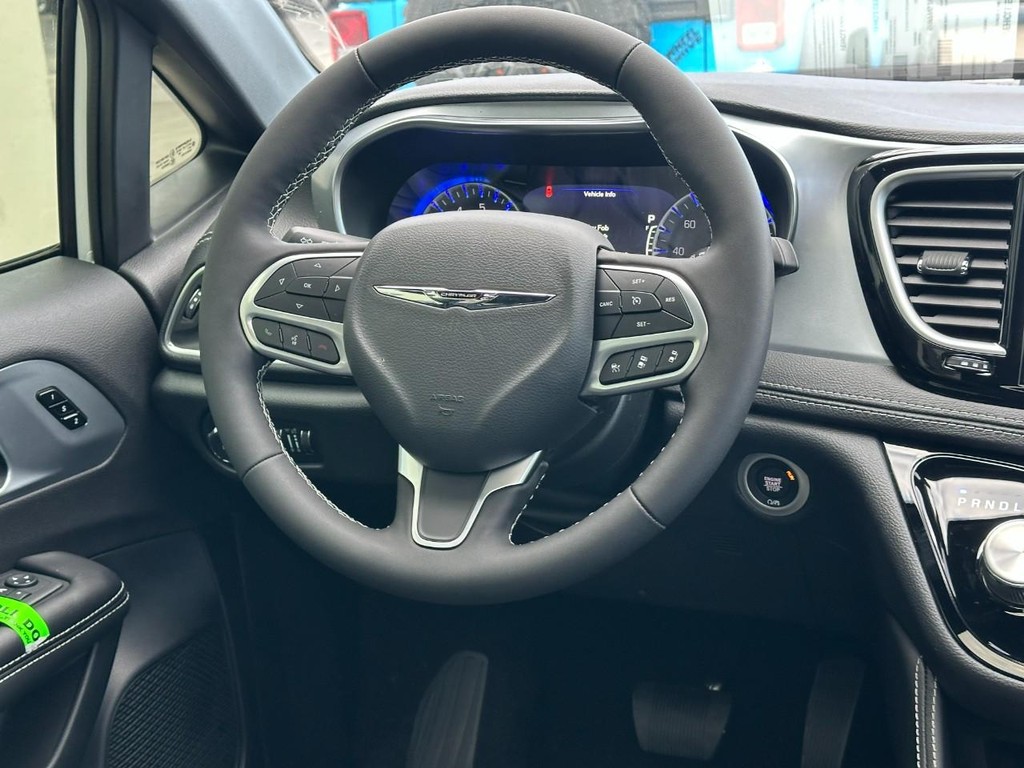 Chrysler Pacifica Vehicle Full-screen Gallery Image 7