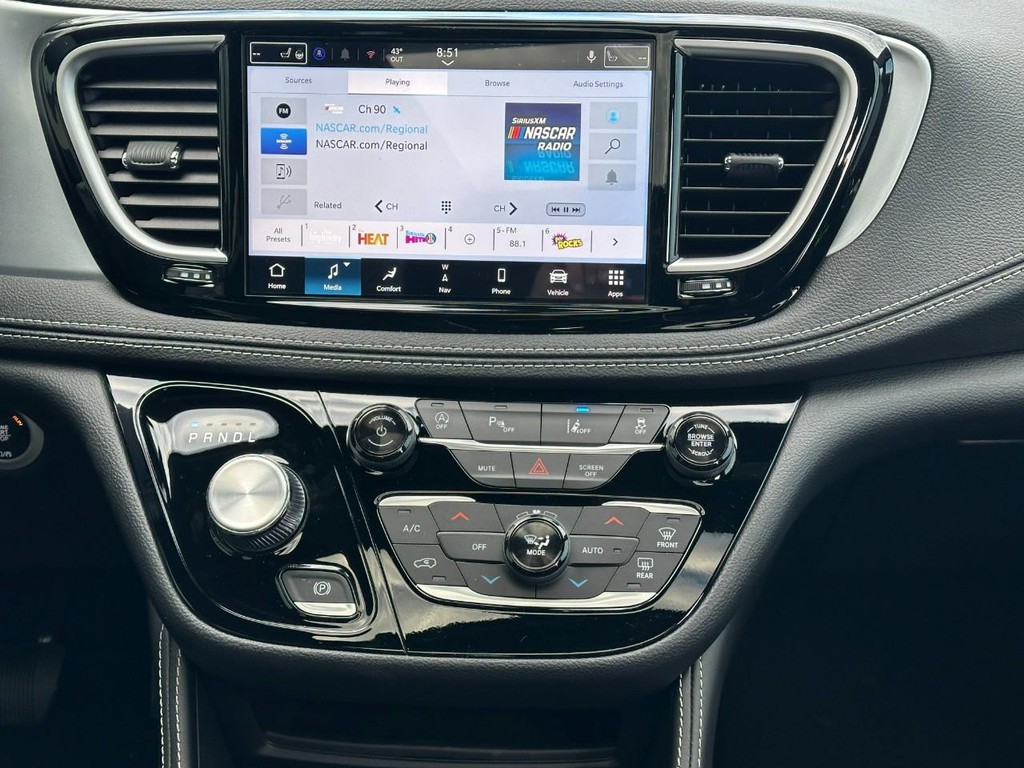 Chrysler Pacifica Vehicle Full-screen Gallery Image 8