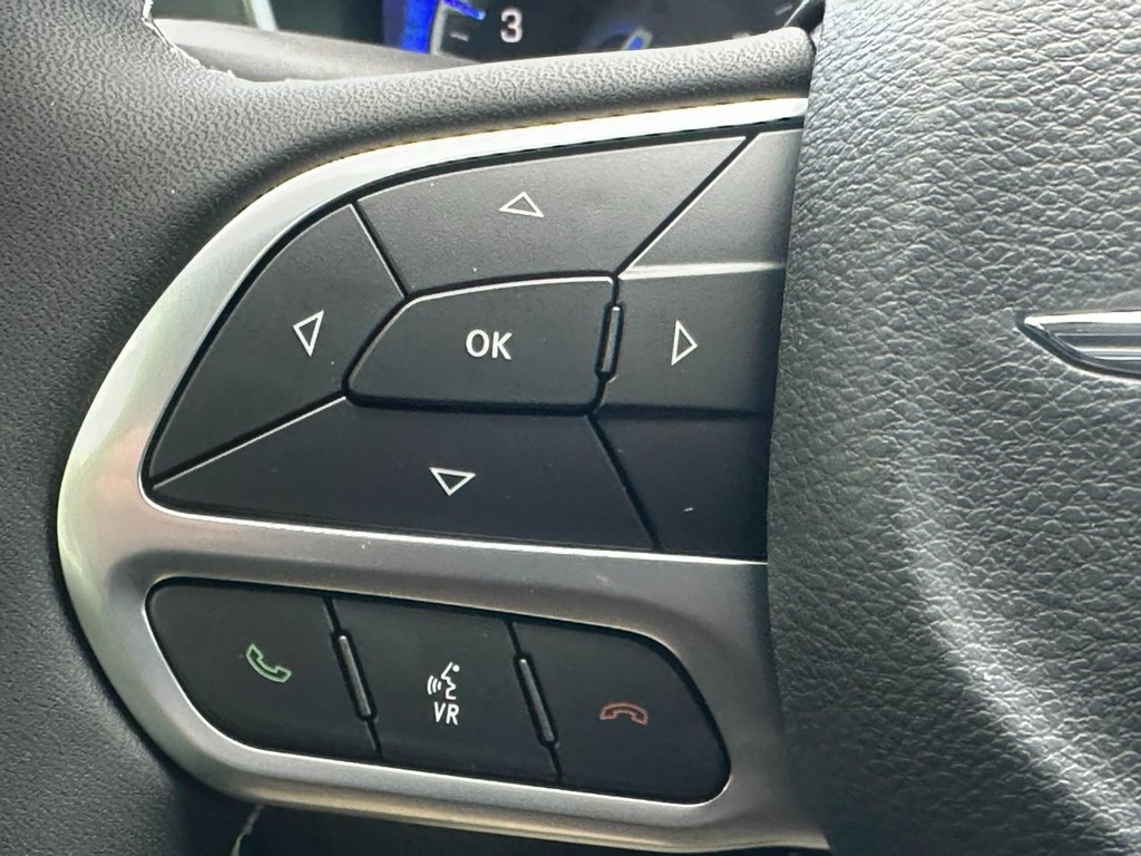 Chrysler Pacifica Vehicle Full-screen Gallery Image 12