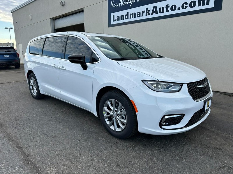 Chrysler Pacifica Vehicle Full-screen Gallery Image 2