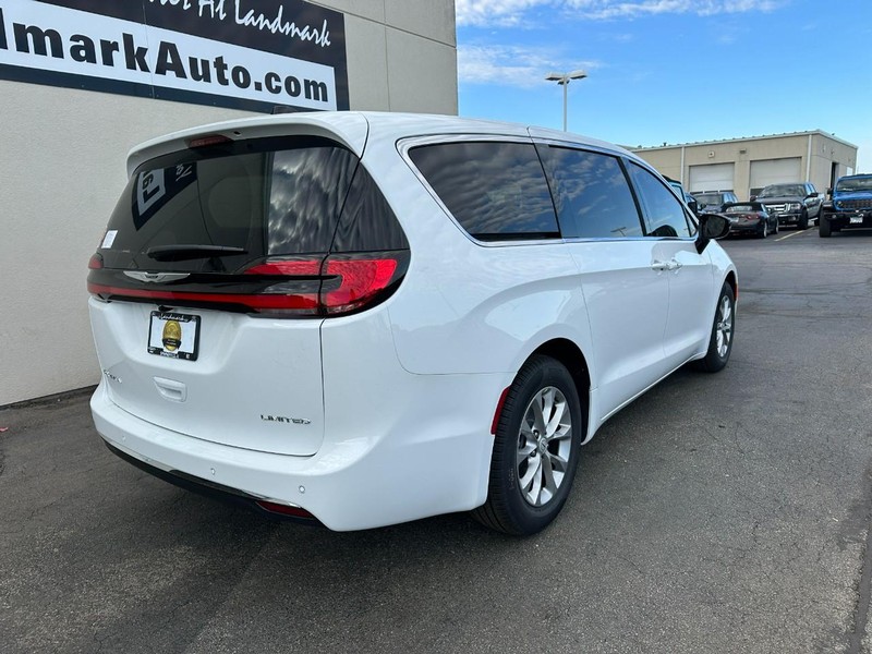 Chrysler Pacifica Vehicle Full-screen Gallery Image 3