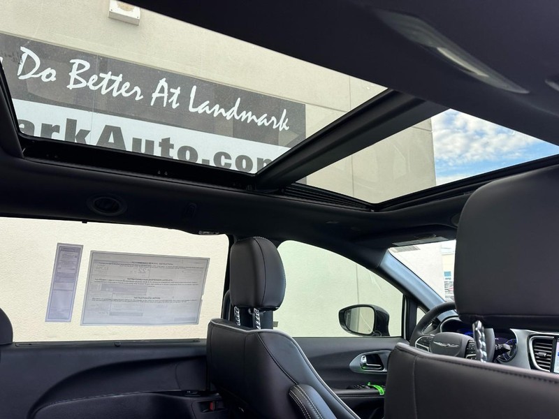 Chrysler Pacifica Vehicle Full-screen Gallery Image 5