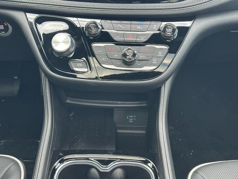 Chrysler Pacifica Vehicle Full-screen Gallery Image 9