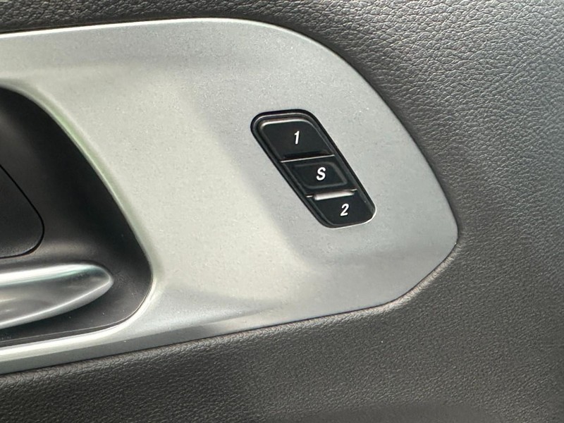 Chrysler Pacifica Vehicle Full-screen Gallery Image 10