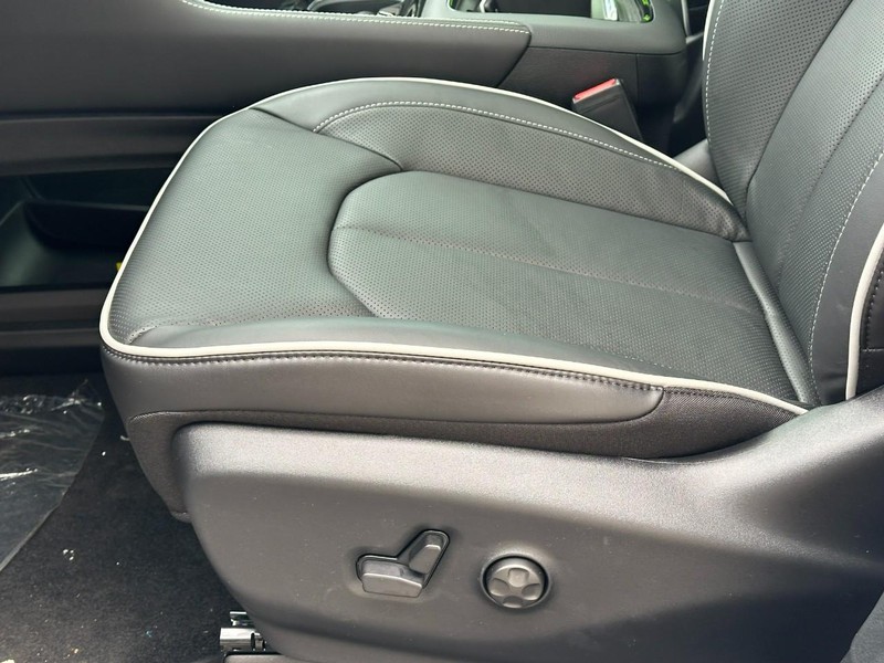 Chrysler Pacifica Vehicle Full-screen Gallery Image 11