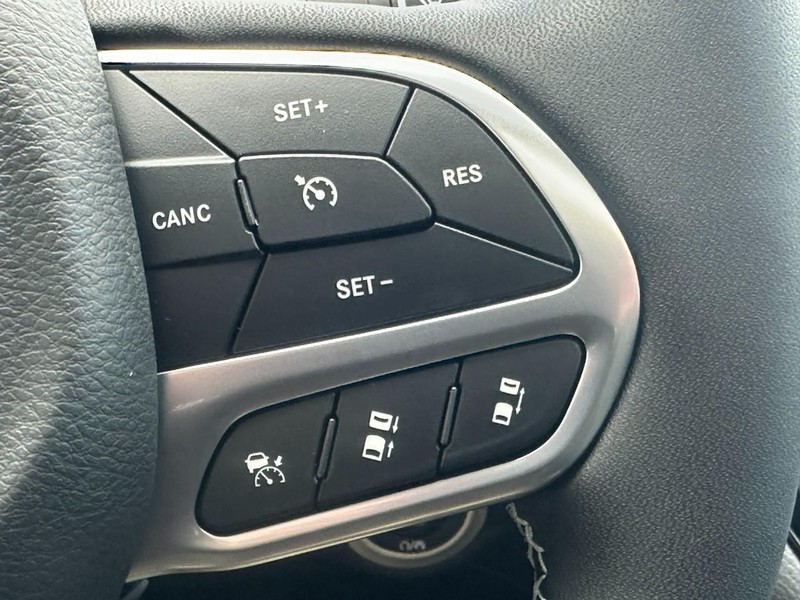 Chrysler Pacifica Vehicle Full-screen Gallery Image 13