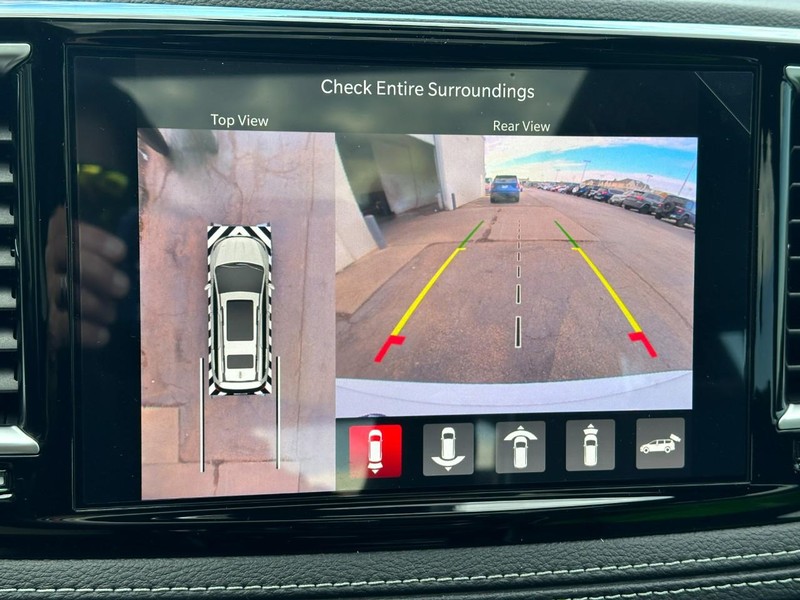 Chrysler Pacifica Vehicle Full-screen Gallery Image 15