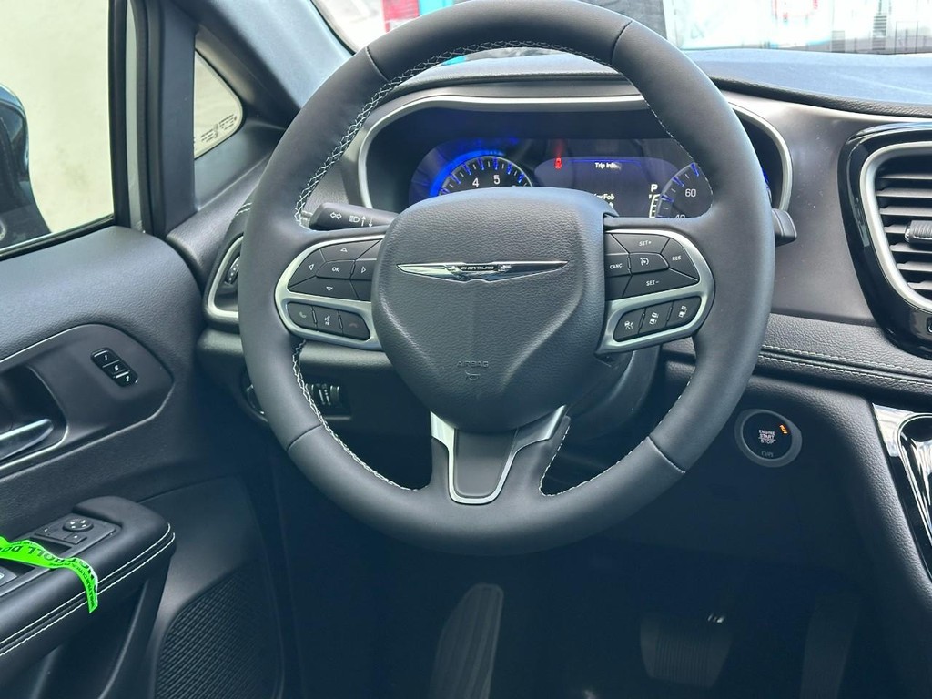 Chrysler Pacifica Vehicle Full-screen Gallery Image 7