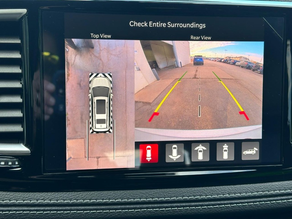 Chrysler Pacifica Vehicle Full-screen Gallery Image 14