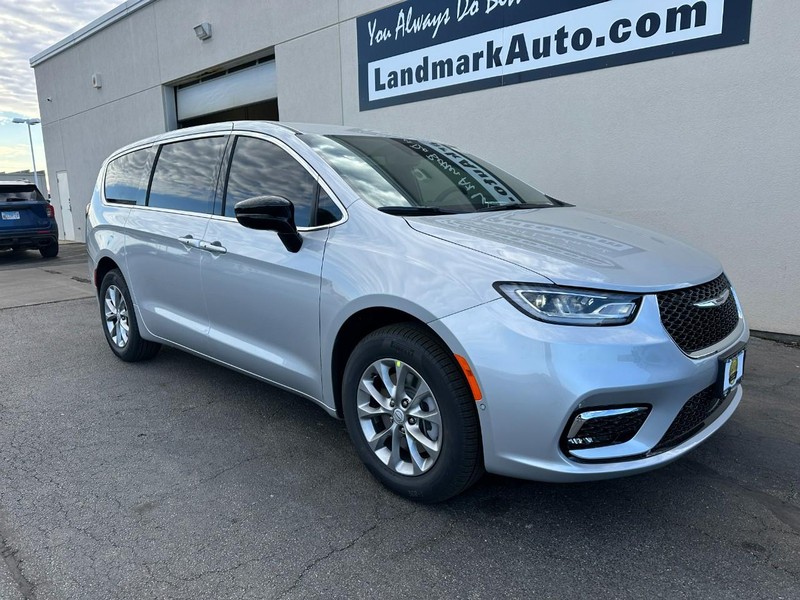 Chrysler Pacifica Vehicle Full-screen Gallery Image 2