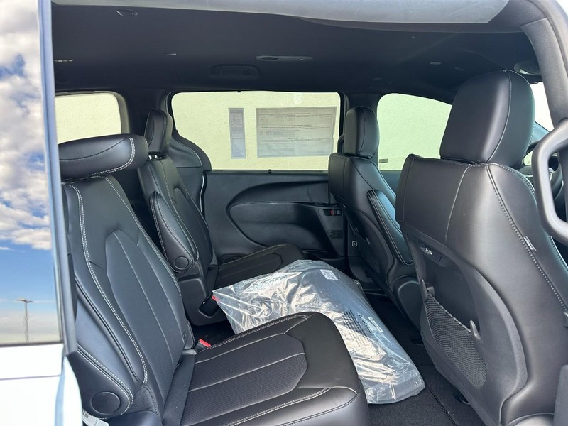 Chrysler Pacifica Vehicle Full-screen Gallery Image 5