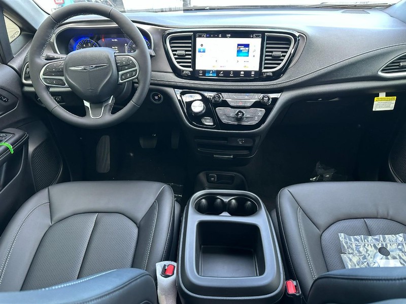 Chrysler Pacifica Vehicle Full-screen Gallery Image 6