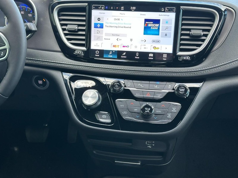 Chrysler Pacifica Vehicle Full-screen Gallery Image 8