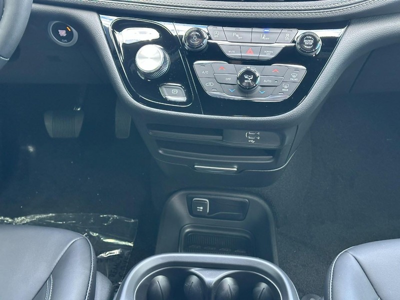 Chrysler Pacifica Vehicle Full-screen Gallery Image 9