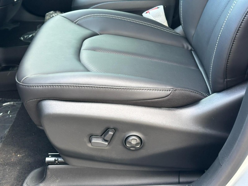 Chrysler Pacifica Vehicle Full-screen Gallery Image 11