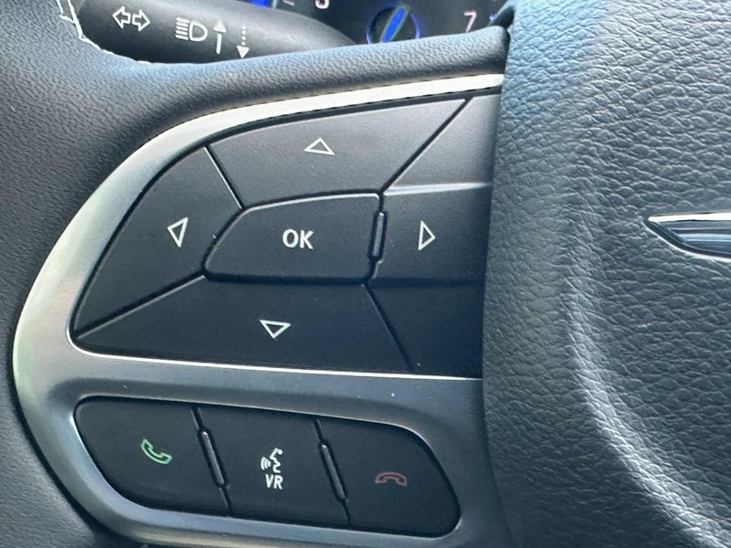 Chrysler Pacifica Vehicle Full-screen Gallery Image 12