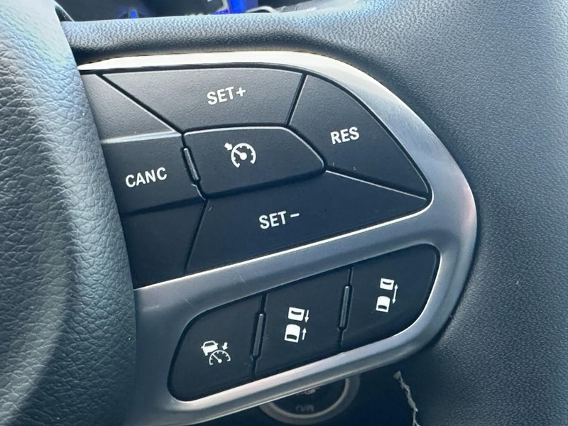 Chrysler Pacifica Vehicle Full-screen Gallery Image 13