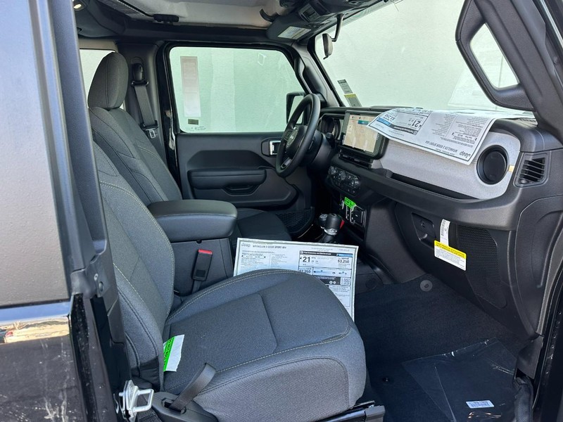 Jeep Wrangler Vehicle Full-screen Gallery Image 5