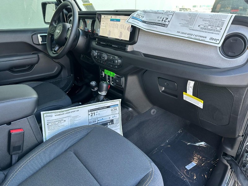 Jeep Wrangler Vehicle Full-screen Gallery Image 6