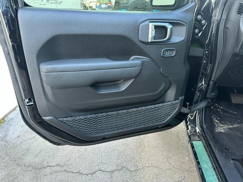 Jeep Wrangler Vehicle Full-screen Gallery Image 8