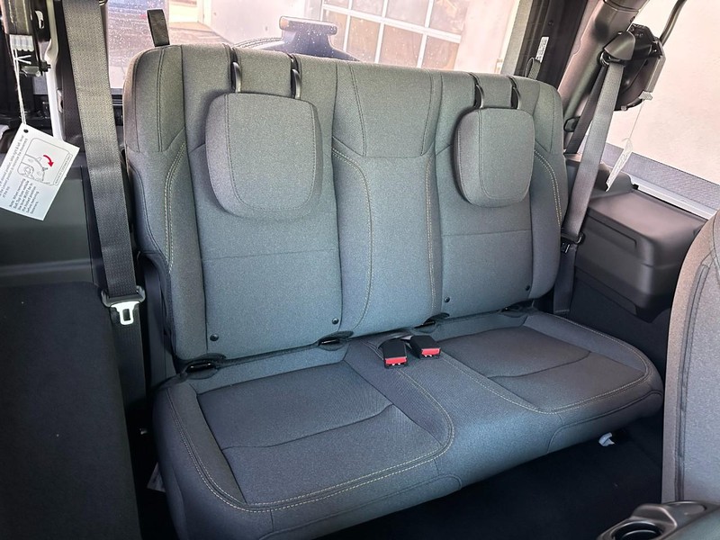 Jeep Wrangler Vehicle Full-screen Gallery Image 4