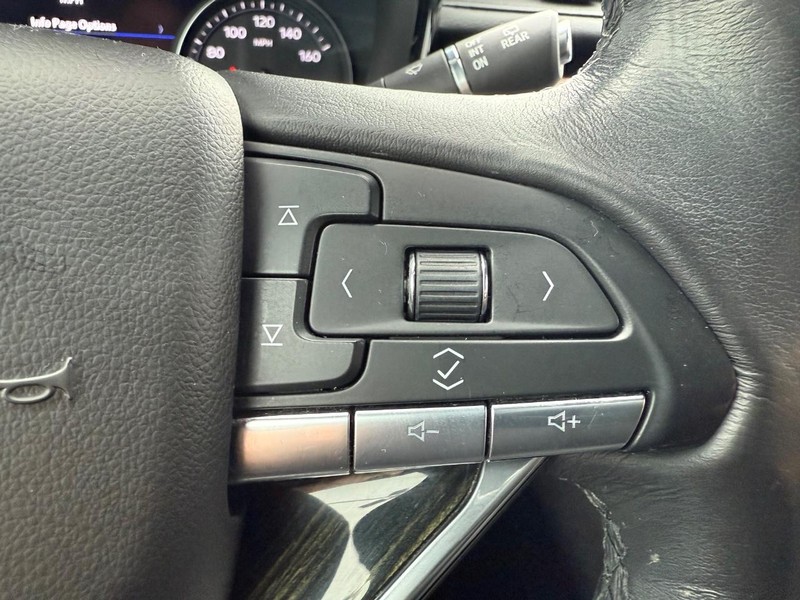 Cadillac XT6 Vehicle Full-screen Gallery Image 11