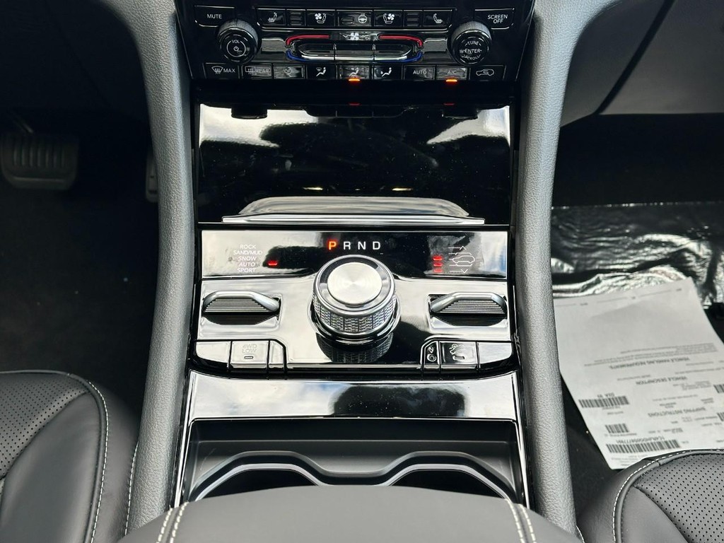 Jeep Grand Cherokee Vehicle Full-screen Gallery Image 9