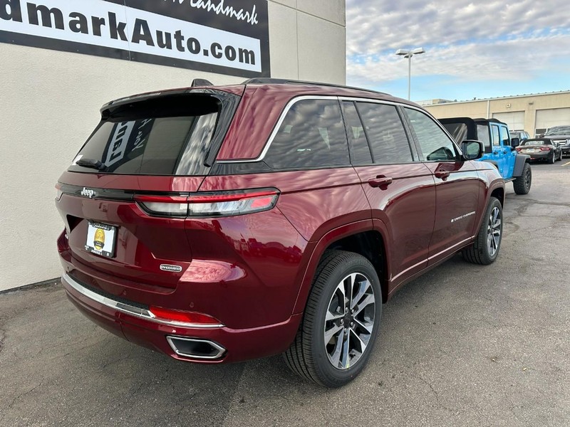 Jeep Grand Cherokee Vehicle Full-screen Gallery Image 3