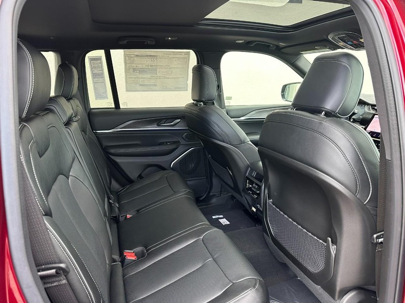 Jeep Grand Cherokee Vehicle Full-screen Gallery Image 4