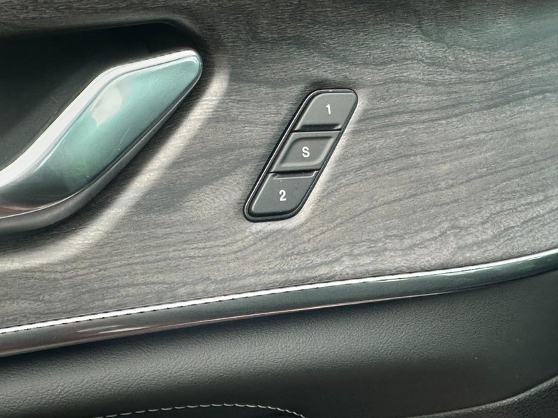 Jeep Grand Cherokee Vehicle Full-screen Gallery Image 11