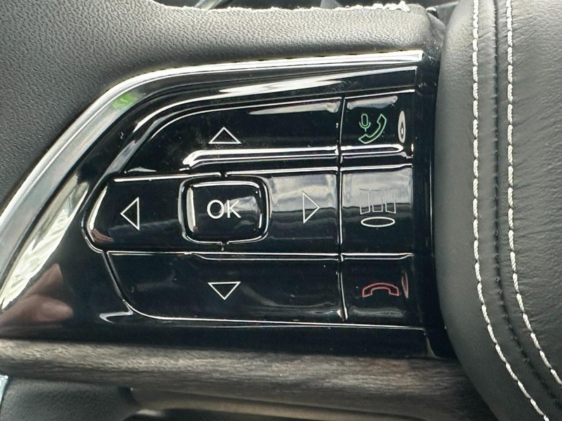 Jeep Grand Cherokee Vehicle Full-screen Gallery Image 13