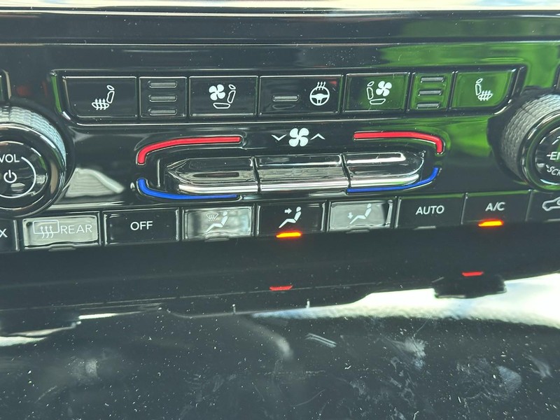 Jeep Grand Cherokee Vehicle Full-screen Gallery Image 17